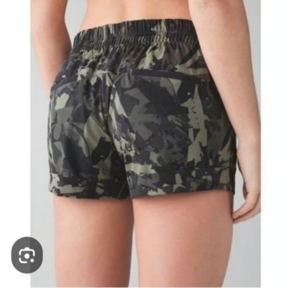 Lululemon Women's Olive Green Camo Pull-On Shorts Sz 6